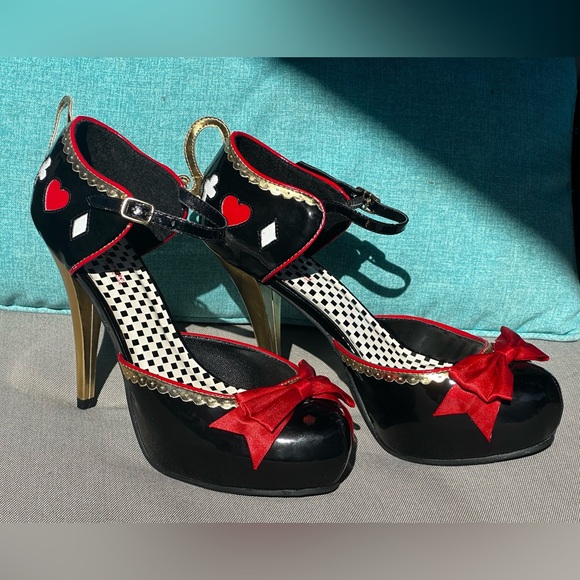 Queen of hearts/Alice In Wonderland heels size 9-never worn - Picture 3 of 8